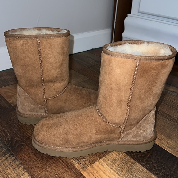 Authentic Ugg Classic Short II - Picture 5 of 6